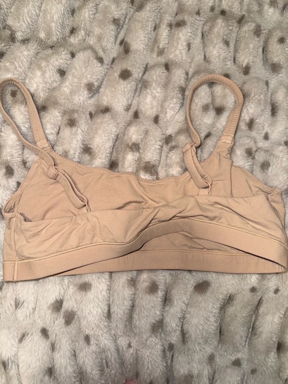 SKIMS Stretch Seamless Bralette - Nude Tan - Picture 2 of 4